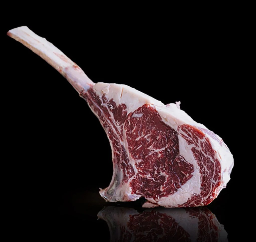 Tomahawk madurado sobre la parrilla